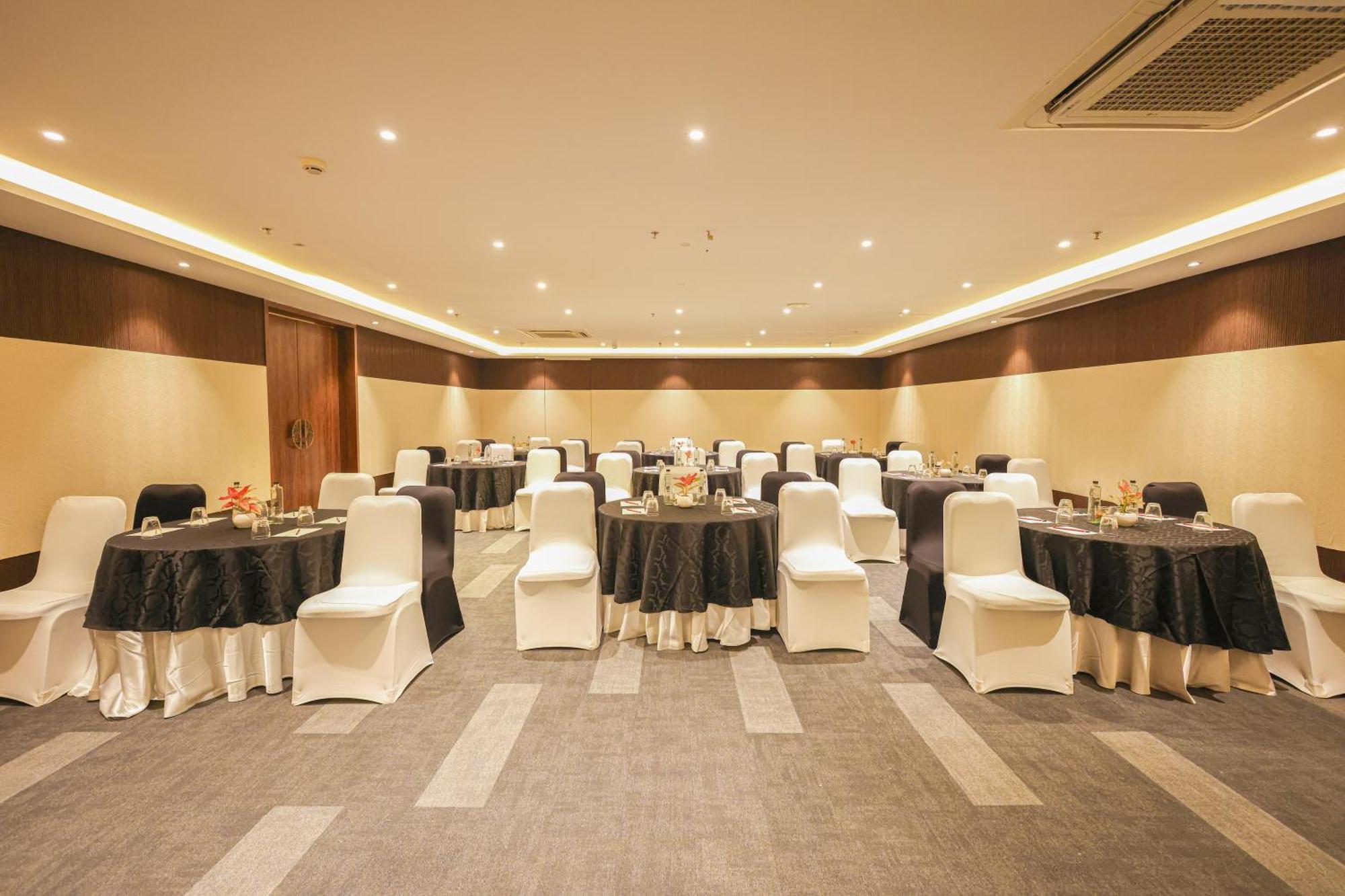 Rhythm Gurugram Hotel & Suites, Sohna Road Gurgaon Exterior foto