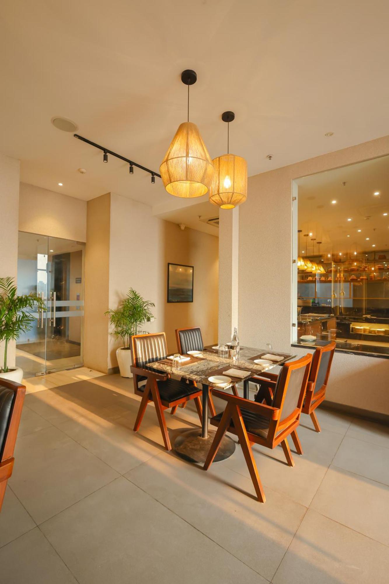 Rhythm Gurugram Hotel & Suites, Sohna Road Gurgaon Exterior foto